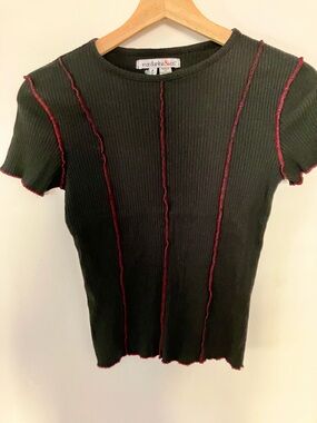 Mandarine & Co. Black Ribbed Short-Sleeve Tee with Red Contrast Seams